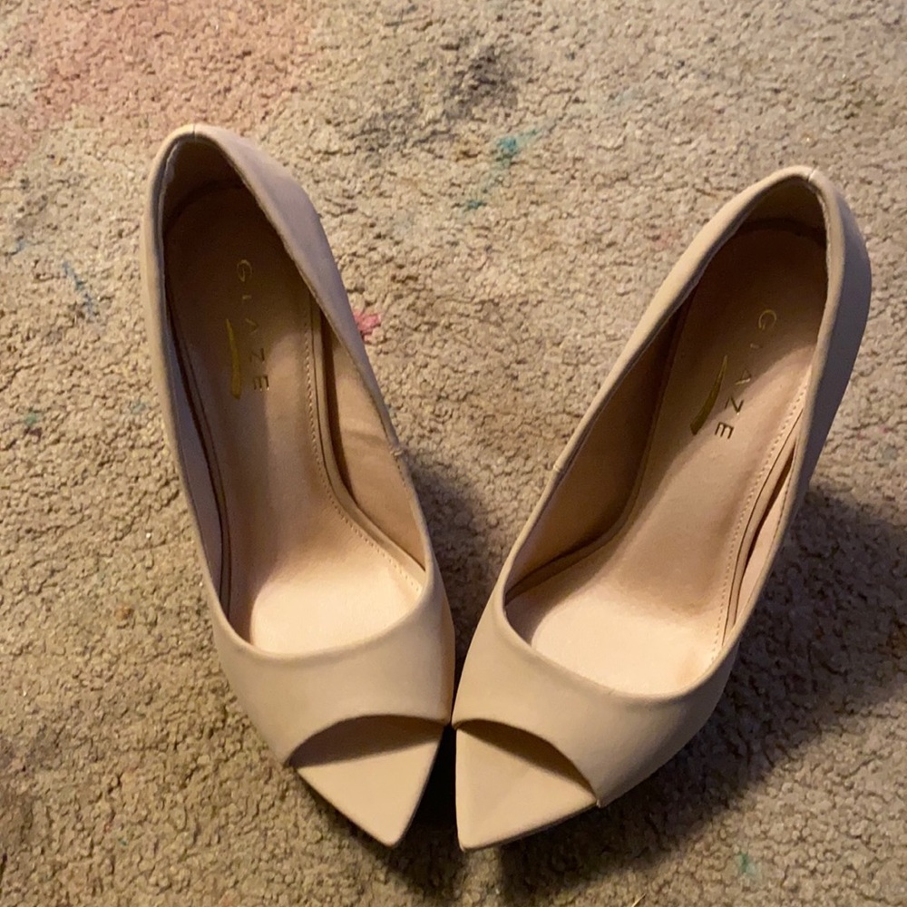 Woman Heels size 6.
